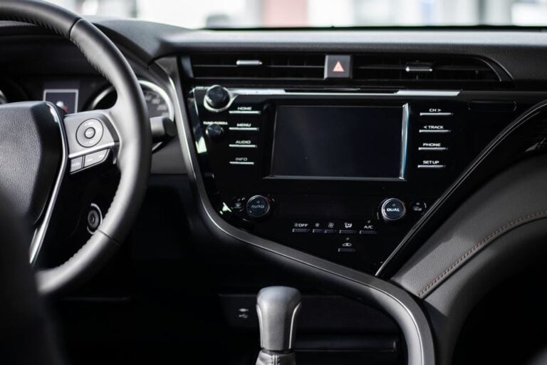 Razones mi carro no enciende pero sí prende el tablero